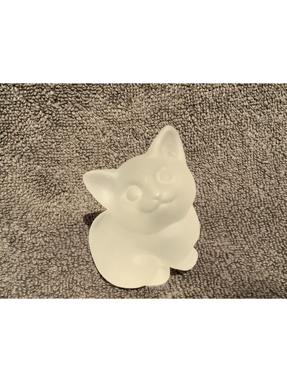 Vintage Hallmark 1976 Frosted Lead Cystal 2 5/8”H Cat Figurine